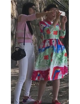 超级紧身白裤翘臀美女，姐妹花很喜欢拍照 [1.83 GB]