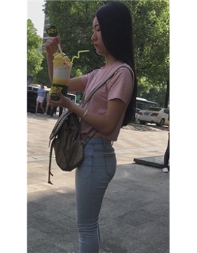 偶遇超级翘臀文静牛仔裤小妹 [1.98 GB]