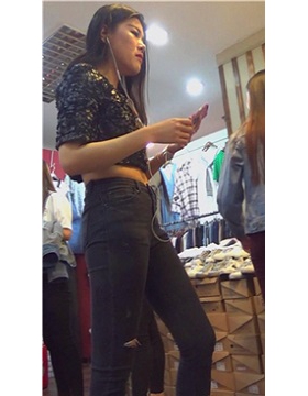 紧身圆臀女神姐姐，角度总是在上了扶梯之后呈现！[803 MB]