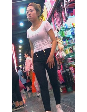 街拍紧身圆臀妹子逛街，很孤独，就一个人！[453 MB]
