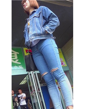 仰角拍摄紧身牛仔学生妹！[644 MB]