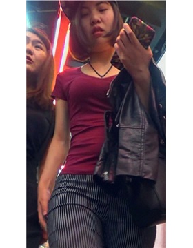 超紧绷丰臀红T恤美女姐姐跟闺蜜逛商场！[1.85 GB]