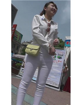 街拍紧身白衣白裤大美妞，小清新邻家小妹的感觉[1.12 GB]