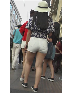 紧身白短热裤圆臀美腿女孩 [856 MB]