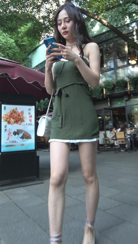 漂亮的白嫩美腿连衣裙美女 [961M/MP4]