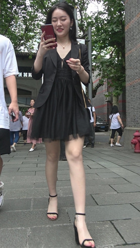 腿上有纹身的白嫩美女[875M/MP4]