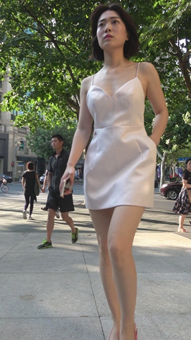 清凉的连衣吊带裙美女[1.15G/MP4]