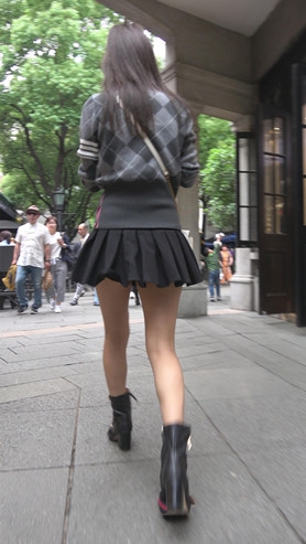 漂亮的黑色短裙美女[738M/MP4]