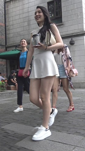 漂亮的白裙美女[619M/MP4]