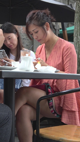 一直在玩手机的美女[634M/MP4]