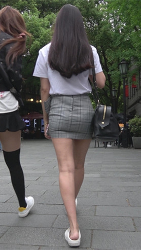 和闺蜜一起逛街的三个小美女 [1.73G/MP4]