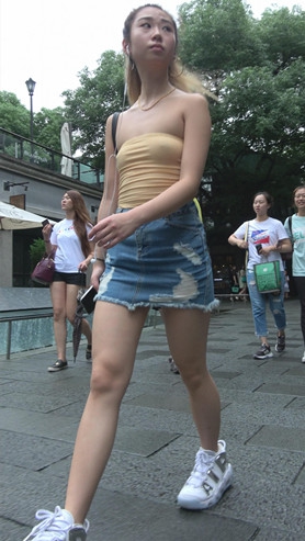 漂亮的极品牛仔裙凸点美女[1.32G/MP4]
