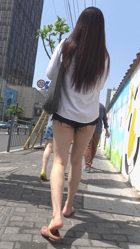 漂亮的极品黑色热裤月牙美女[1.3G/MP4]