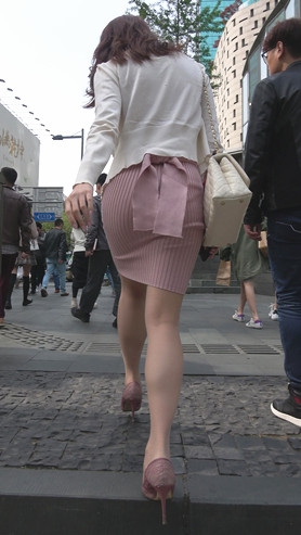 粉色连体包臀裙美女[1.55G/MP4]