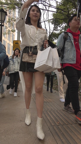 漂亮的白嫩美女小姐姐[1.37G/MP4]