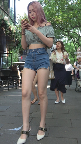 吸烟的牛仔短裤美女[1.34G/MP4]