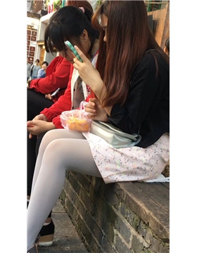 灰色丝袜美裙美腿小妹，实在诱人。