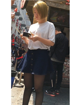 喜欢吃臭豆腐的黑丝牛仔短裙美女，黄发看起来有点野。