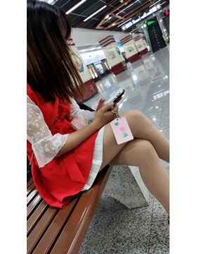 街拍红色短裙丝袜美眉 [1.04 GB/mp4]