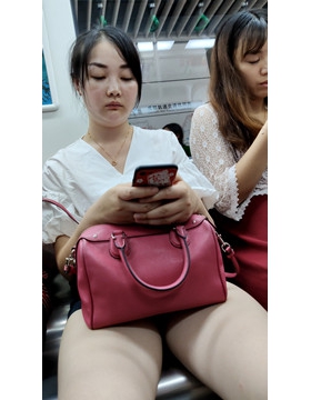 地铁上的丝袜美腿MM [1.32 GB/mp4]