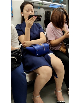 街拍地铁上的美女美腿