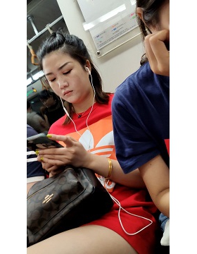 听歌的妹子