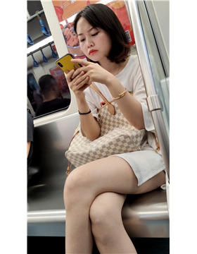 白短裙白皙美女 [572 MB/mp4]