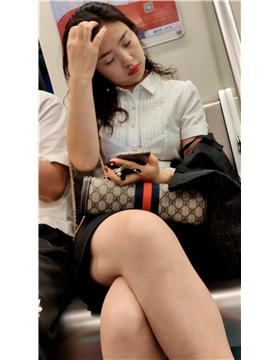 甜美的酒窝美女