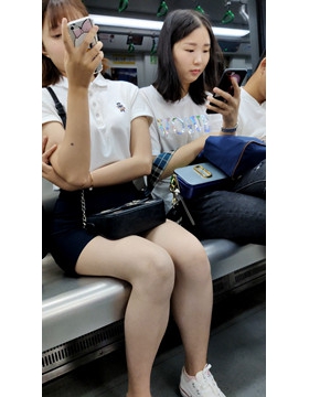 街拍坐姿端正的年轻少女 [426 MB/mp4]