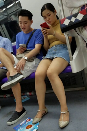 4K - 街拍牛仔短裙姑娘 [1.45 GB/MP4]