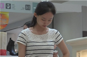 4k-身材娇小的美女鞋店试鞋，似乎举棋不定要哪双。