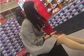 4k超清，鞋店试鞋的原味肉丝袜清纯眼镜妹