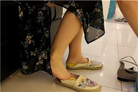 街拍鞋柜试鞋的花裙眼镜妹