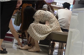4k-鞋柜试鞋眼镜美女街拍丝袜