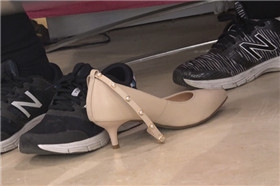 4k-黑色外套运动鞋街拍美女试米色高跟鞋