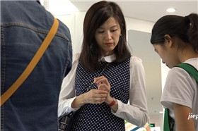 4K 街拍斑点短裙超高颜值美女试鞋 [1.67 GB]