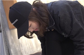 4k-黑衣黑裤鸭舌帽网袜街拍美女