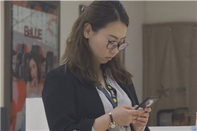 4k-试鞋的眼镜OL制服街拍美女