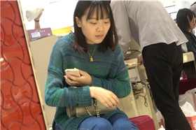 4K - 鞋店拍摄文静的蓝牛美眉试鞋视频 [654 MB/MP4]