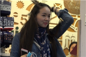 牛仔外套美女一双玉足超级白嫩 [1.48 GB/MP4]