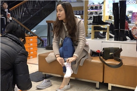 4K - 试鞋系列的紧身牛仔裤少F [1.65 GB/MP4]