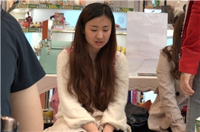 4K - 要做伴娘的可爱妹子，选鞋时小露足底一把 [1.07 GB/MP4]