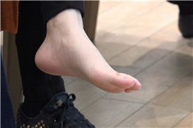 4K - 阳春白雪嫩白玉足女子 [4.09 GB/MP4]