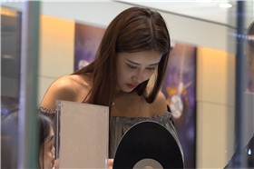 4K - 一副网红脸的高挑妹子 [1.45 GB/MP4]