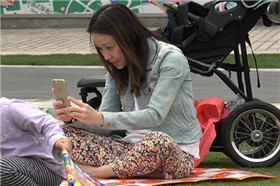 草地上带娃的花花紧身裤年轻辣妈 [4.64 GB/MP4]