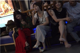 斯文的短发漂亮美女，一双精致脚丫 [1.84 GB/avi]
