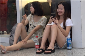 4K - 席地而坐的黑色松糕鞋少女 [2.27 GB/MP4]