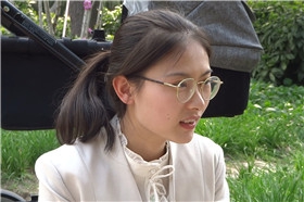斯文眼镜妹的肉色丝袜美足，恨不得扑上去狂舔一番 [567 MB/MP4]