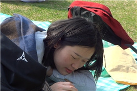 小姐姐趴着玩手机对眼睛不好哦 [0.98 GB/MP4]