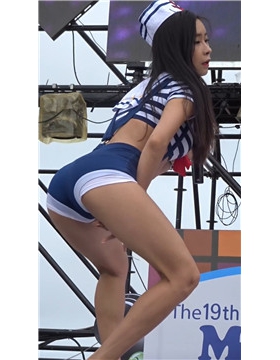 短衣热裤好身材美女饭拍秀7则